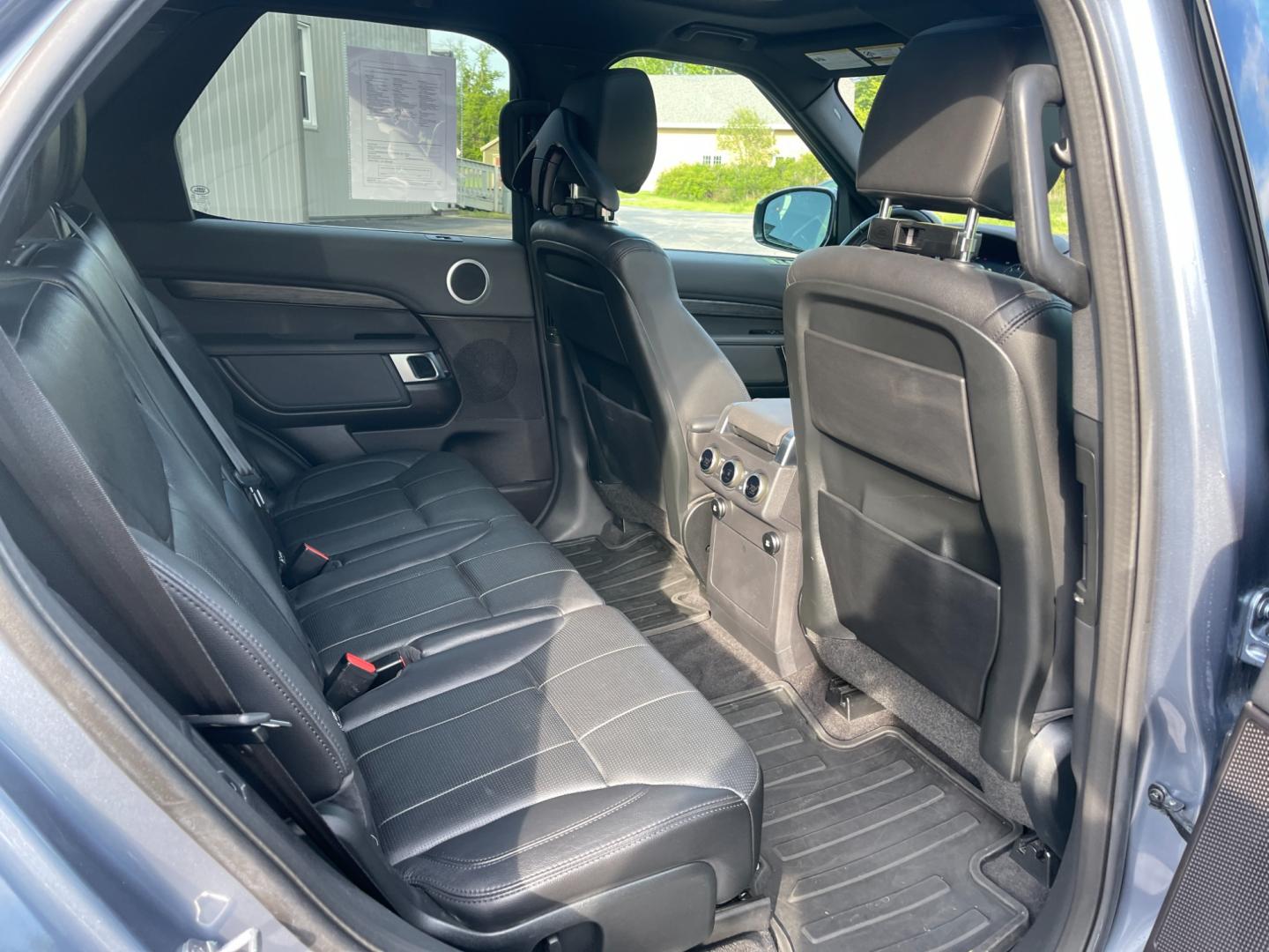 2018 Blue /Black Land Rover Discovery HSE (SALRR2RV5JA) with an 3.0L V6 DOHC 24V Supercharged engine, 8A transmission, located at 11115 Chardon Rd. , Chardon, OH, 44024, (440) 214-9705, 41.580246, -81.241943 - This 2018 Land Rover Discovery HSE is a luxurious and capable SUV that offers a blend of comfort, technology, and off-road prowess. With its 3.0L supercharged V6 engine, it produces 340 horsepower and is paired with an 8-speed automatic transmission. The interior features premium leather upholstery, - Photo#52